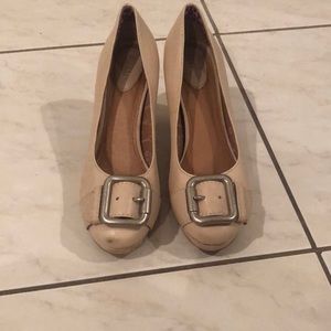 Fossil cream colored heel buckle toe